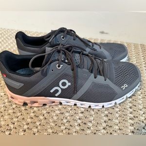 Women’s Oncloud Sneakers in Black and Rose. Brand new, never worn!!